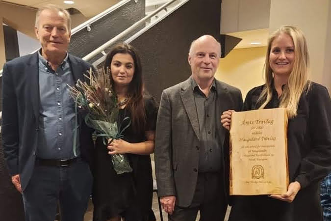 I helgen ble avholdt høstkonferanse i Agder Travforbund, Rogaland Travforbund og Vestenfjeldske Travforbund. Under konferansen ble hedersutmerkelsen "Årets travlag" delt ut. På bildet ser vi Oddvar Dalva, Mary Ann Neverdal, Erik Skjervagen og Irene Våge. 